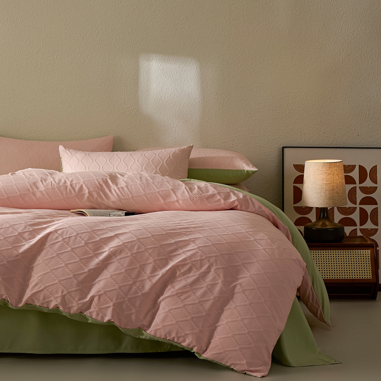 91家纺网 家纺一手货源 找家纺 悦织湾家纺 2026新款超柔菱形格提花四件套轻奢纯色时尚学生宿舍床单床笠款三四件套单被套 菱形格-粉+果绿