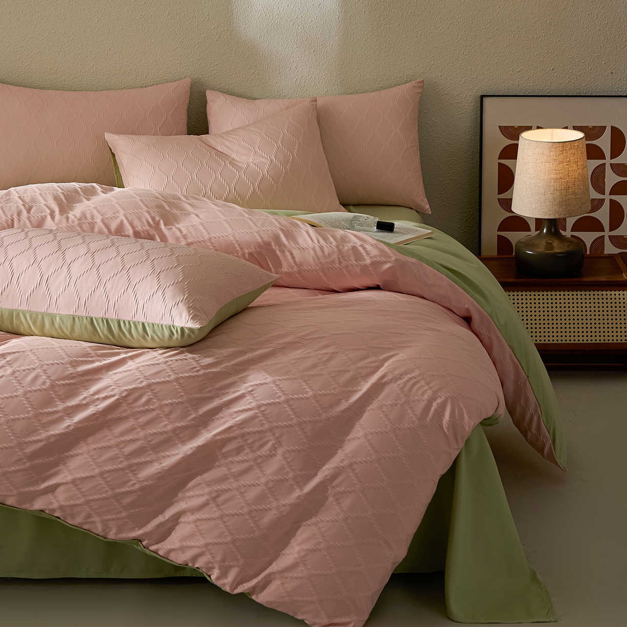 91家纺网 家纺一手货源 找家纺 悦织湾家纺 2026新款超柔菱形格提花四件套轻奢纯色时尚学生宿舍床单床笠款三四件套单被套 菱形格-粉+果绿