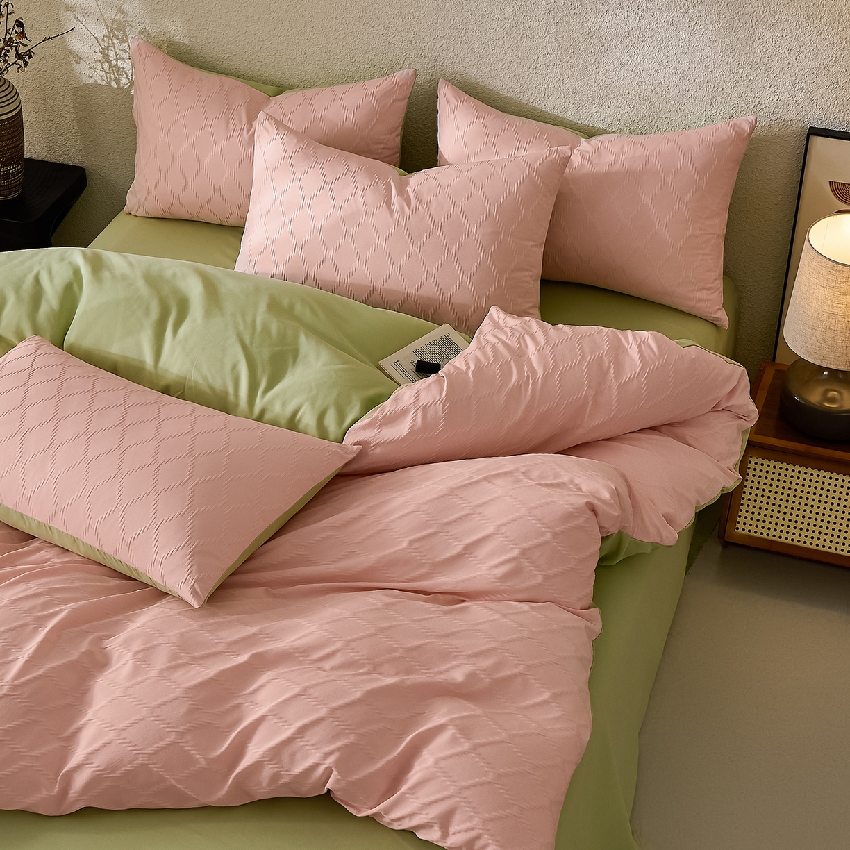 91家纺网 家纺一手货源 找家纺 悦织湾家纺 2026新款超柔菱形格提花四件套轻奢纯色时尚学生宿舍床单床笠款三四件套单被套 菱形格-粉+果绿