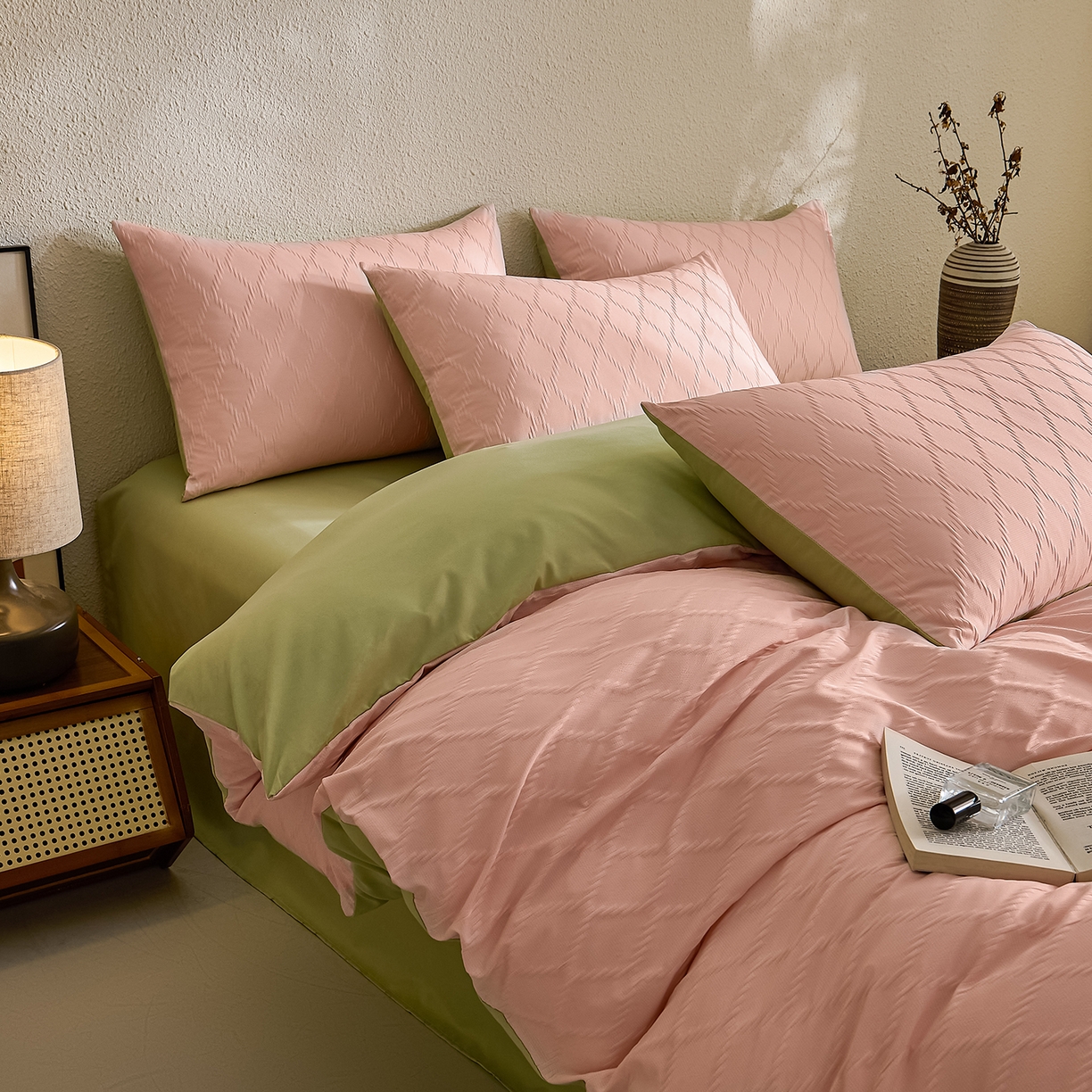 91家纺网 家纺一手货源 找家纺 悦织湾家纺 2026新款超柔菱形格提花四件套轻奢纯色时尚学生宿舍床单床笠款三四件套单被套 菱形格-粉+果绿