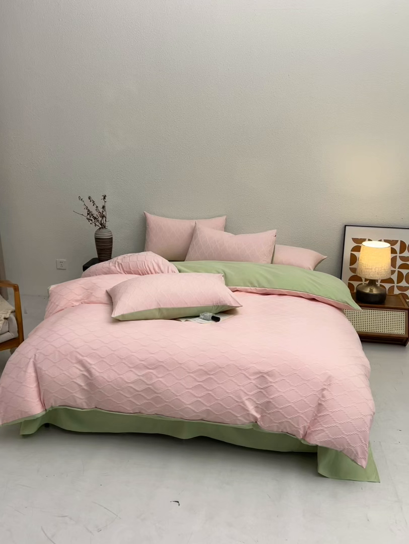 91家纺网 家纺一手货源 找家纺 悦织湾家纺 2026新款超柔菱形格提花四件套轻奢纯色时尚学生宿舍床单床笠款三四件套单被套 菱形格-粉+果绿