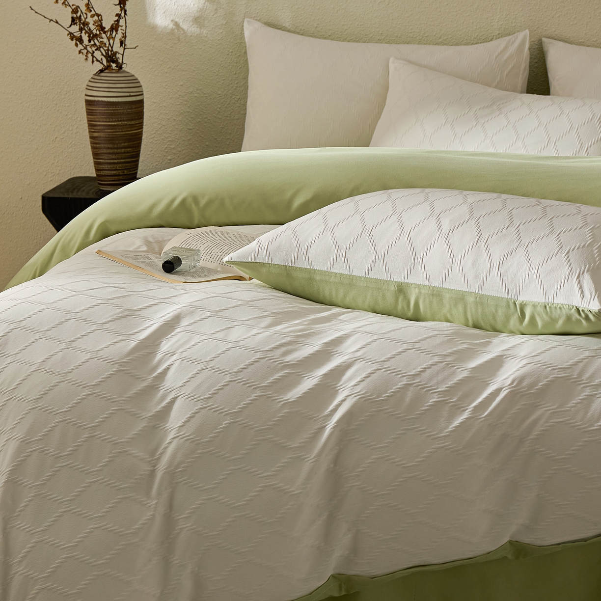 91家纺网 家纺一手货源 找家纺 悦织湾家纺 2026新款超柔菱形格提花四件套轻奢纯色时尚学生宿舍床单床笠款三四件套单被套 菱形格-奶白+果绿