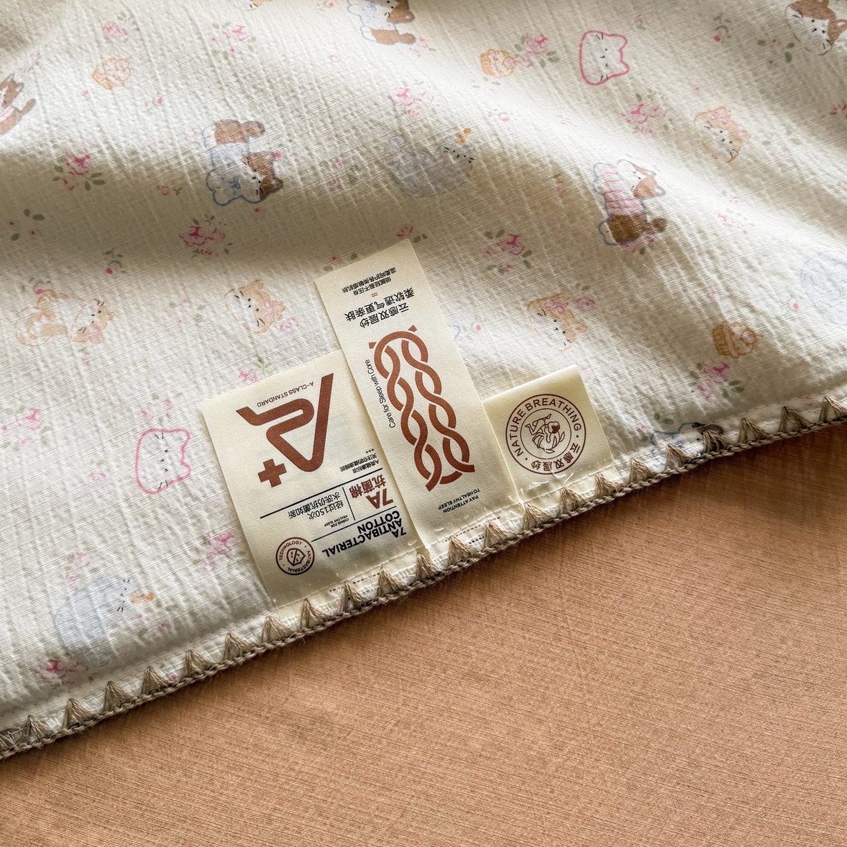 91家纺网 家纺一手货源 找家纺 星巴k家纺 2025新款春夏云感双层纱A类母婴级三角针夏被贝壳边夏凉被贝壳绣【可提供买家秀】贝壳绣-晴天小猫