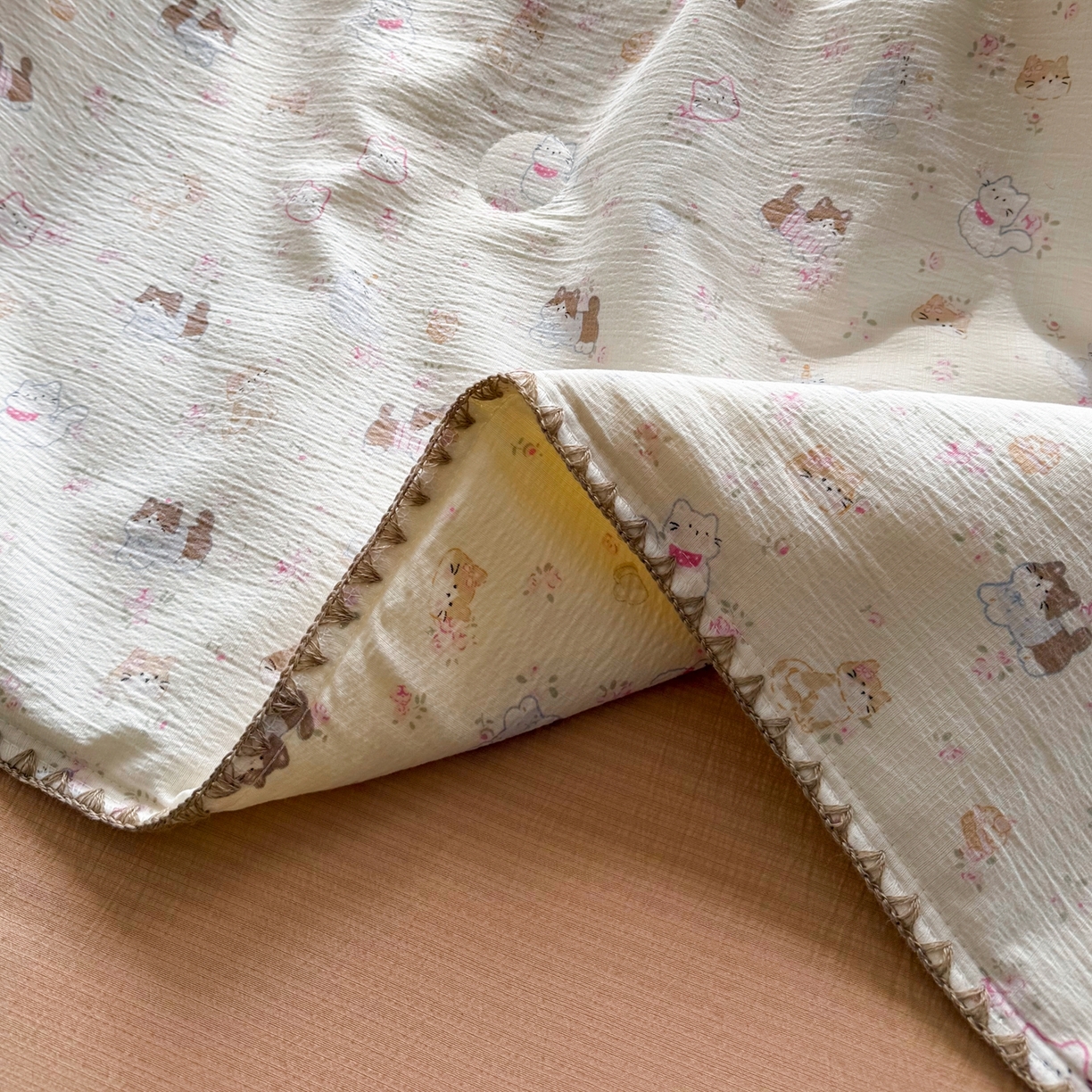 91家纺网 家纺一手货源 找家纺 星巴k家纺 2025新款春夏云感双层纱A类母婴级三角针夏被贝壳边夏凉被贝壳绣【可提供买家秀】贝壳绣-晴天小猫