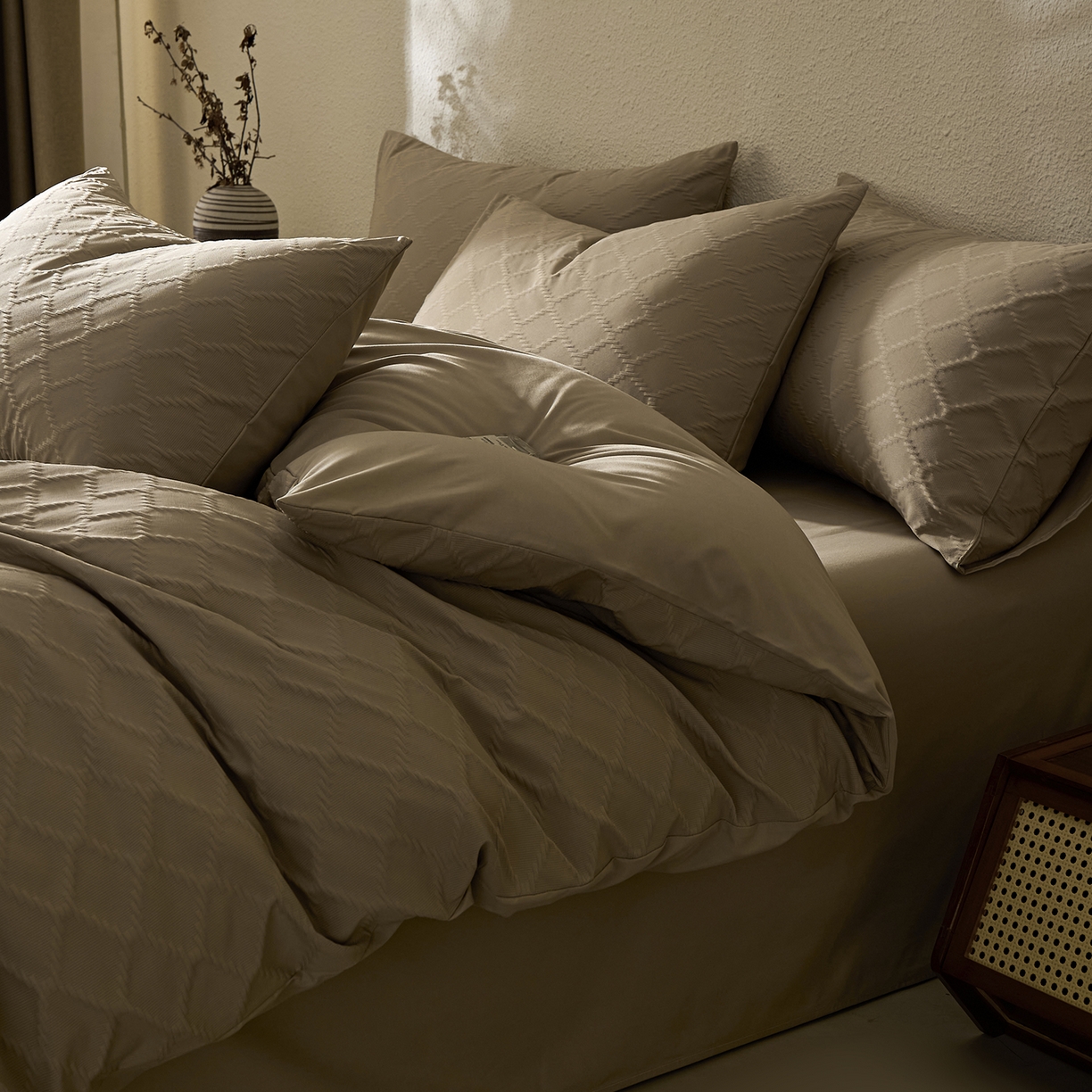 91家纺网 家纺一手货源 找家纺 悦织湾家纺 2026新款超柔菱形格提花四件套轻奢纯色时尚学生宿舍床单床笠款三四件套单被套 菱形格-浅咖