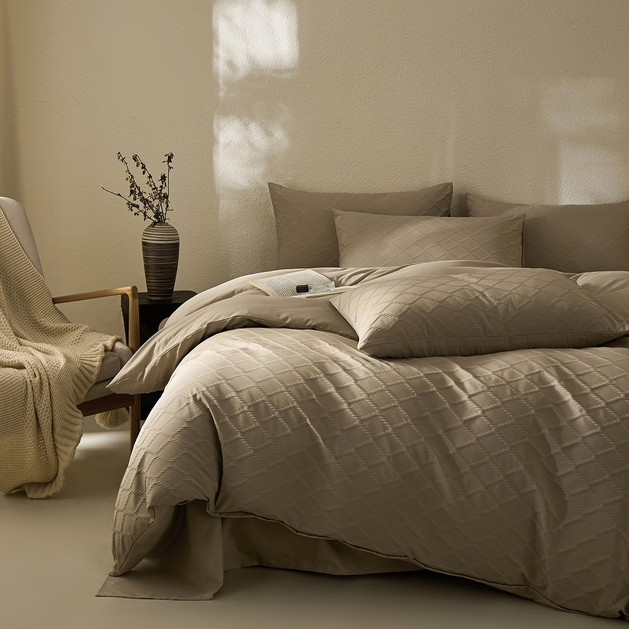 91家纺网 家纺一手货源 找家纺 悦织湾家纺 2026新款超柔菱形格提花四件套轻奢纯色时尚学生宿舍床单床笠款三四件套单被套 菱形格-浅咖