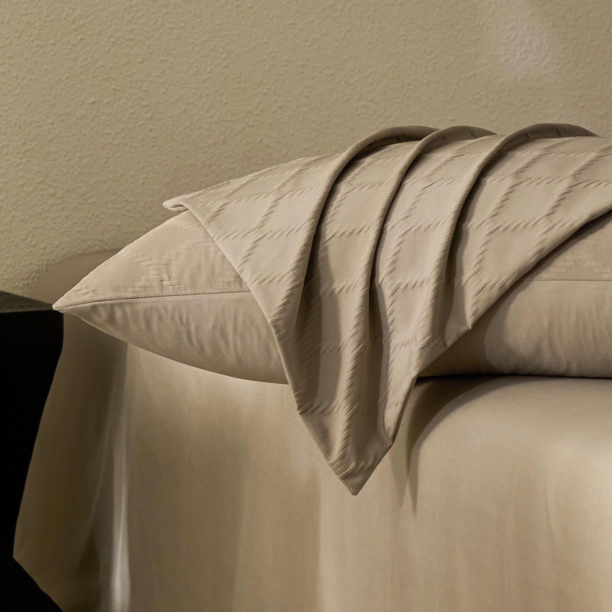 91家纺网 家纺一手货源 找家纺 悦织湾家纺 2026新款超柔菱形格提花四件套轻奢纯色时尚学生宿舍床单床笠款三四件套单被套 菱形格-浅咖