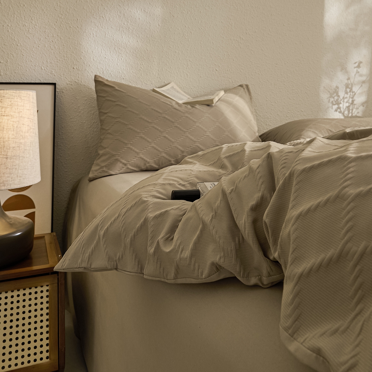 91家纺网 家纺一手货源 找家纺 悦织湾家纺 2026新款超柔菱形格提花四件套轻奢纯色时尚学生宿舍床单床笠款三四件套单被套 菱形格-浅咖