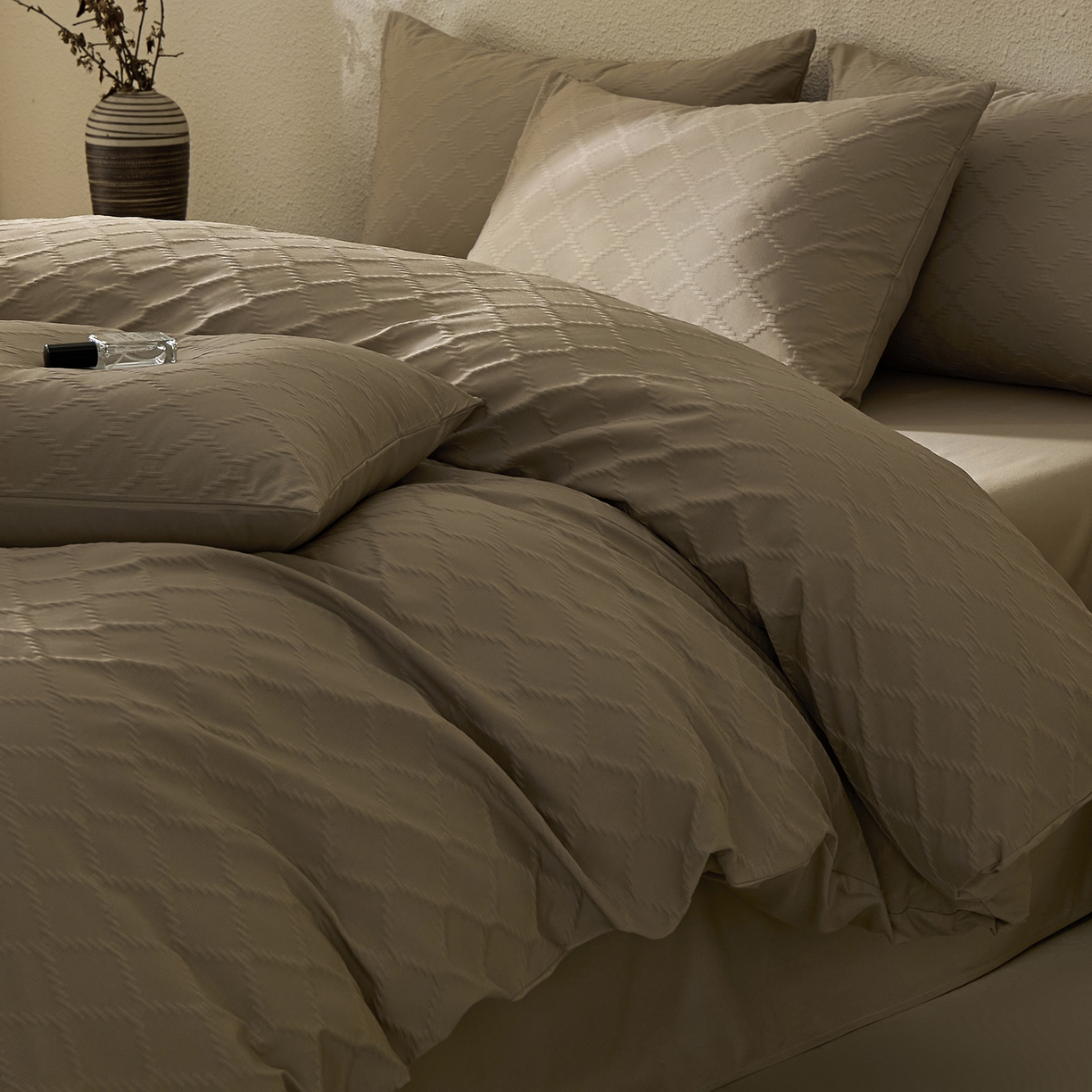 91家纺网 家纺一手货源 找家纺 悦织湾家纺 2026新款超柔菱形格提花四件套轻奢纯色时尚学生宿舍床单床笠款三四件套单被套 菱形格-浅咖