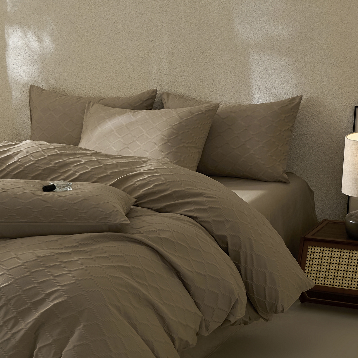 91家纺网 家纺一手货源 找家纺 悦织湾家纺 2026新款超柔菱形格提花四件套轻奢纯色时尚学生宿舍床单床笠款三四件套单被套 菱形格-浅咖