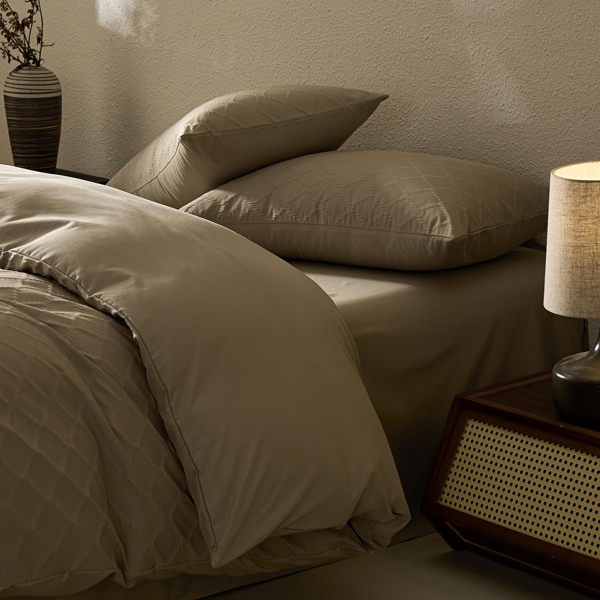 91家纺网 家纺一手货源 找家纺 悦织湾家纺 2026新款超柔菱形格提花四件套轻奢纯色时尚学生宿舍床单床笠款三四件套单被套 菱形格-浅咖