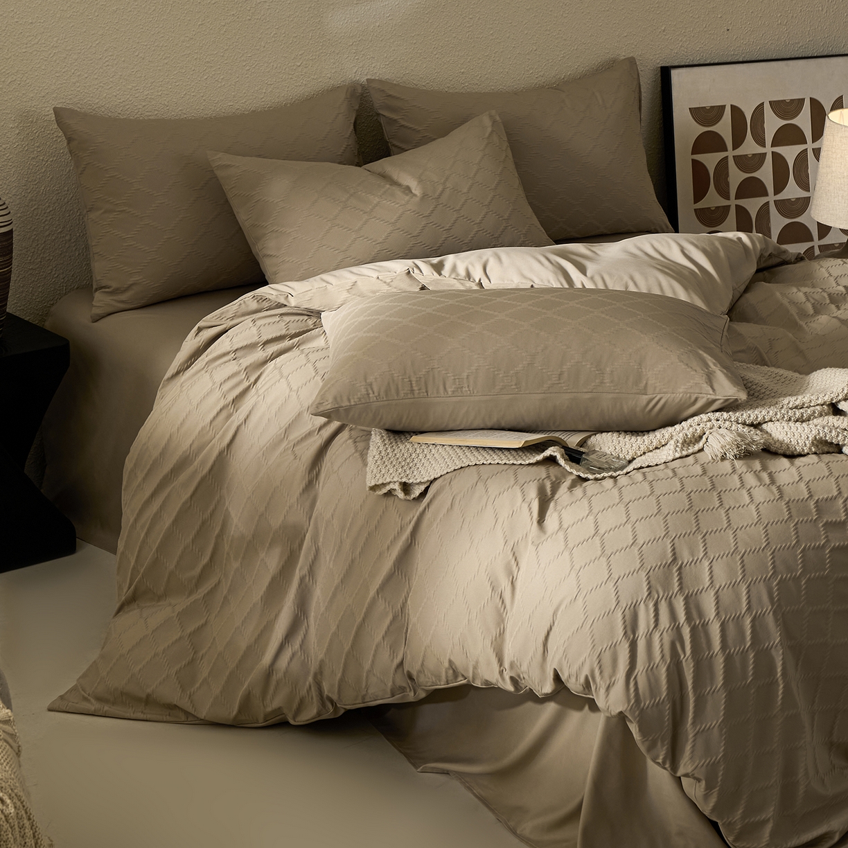 91家纺网 家纺一手货源 找家纺 悦织湾家纺 2026新款超柔菱形格提花四件套轻奢纯色时尚学生宿舍床单床笠款三四件套单被套 菱形格-浅咖