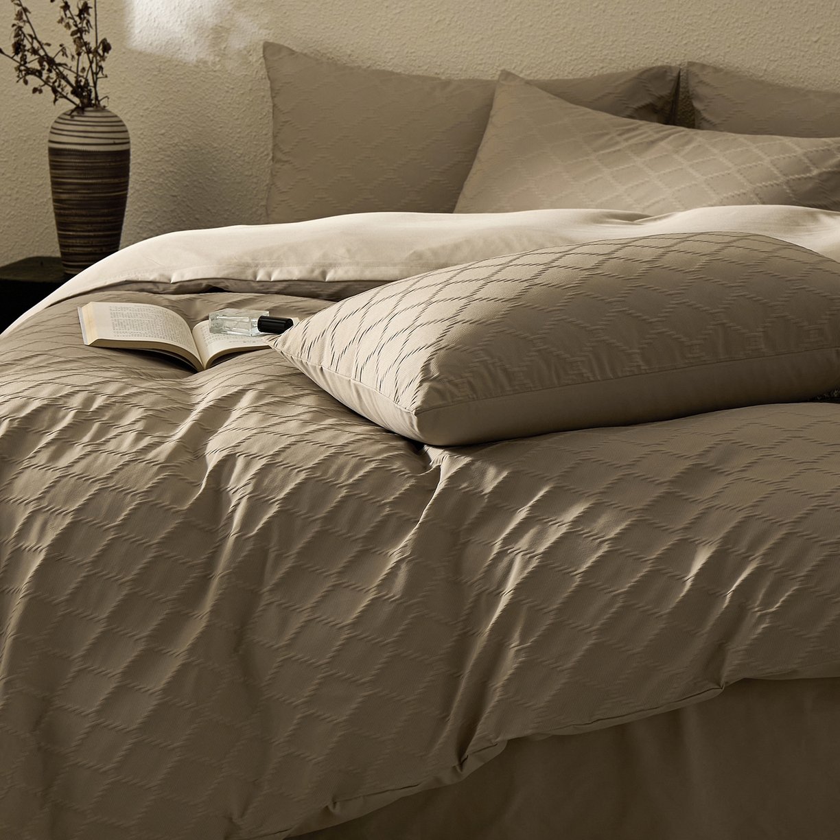 91家纺网 家纺一手货源 找家纺 悦织湾家纺 2026新款超柔菱形格提花四件套轻奢纯色时尚学生宿舍床单床笠款三四件套单被套 菱形格-浅咖