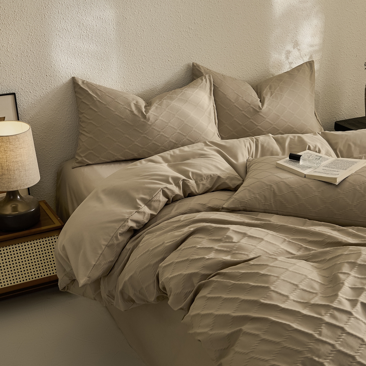 91家纺网 家纺一手货源 找家纺 悦织湾家纺 2026新款超柔菱形格提花四件套轻奢纯色时尚学生宿舍床单床笠款三四件套单被套 菱形格-浅咖