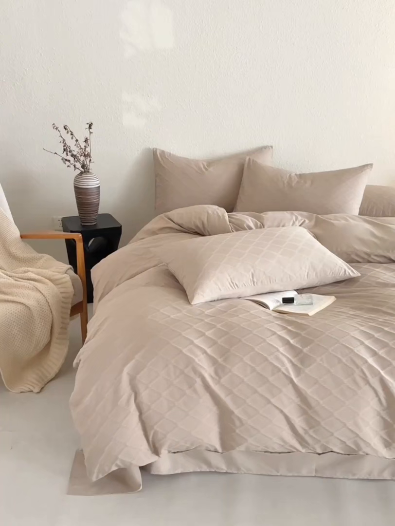 91家纺网 家纺一手货源 找家纺 悦织湾家纺 2026新款超柔菱形格提花四件套轻奢纯色时尚学生宿舍床单床笠款三四件套单被套 菱形格-浅咖