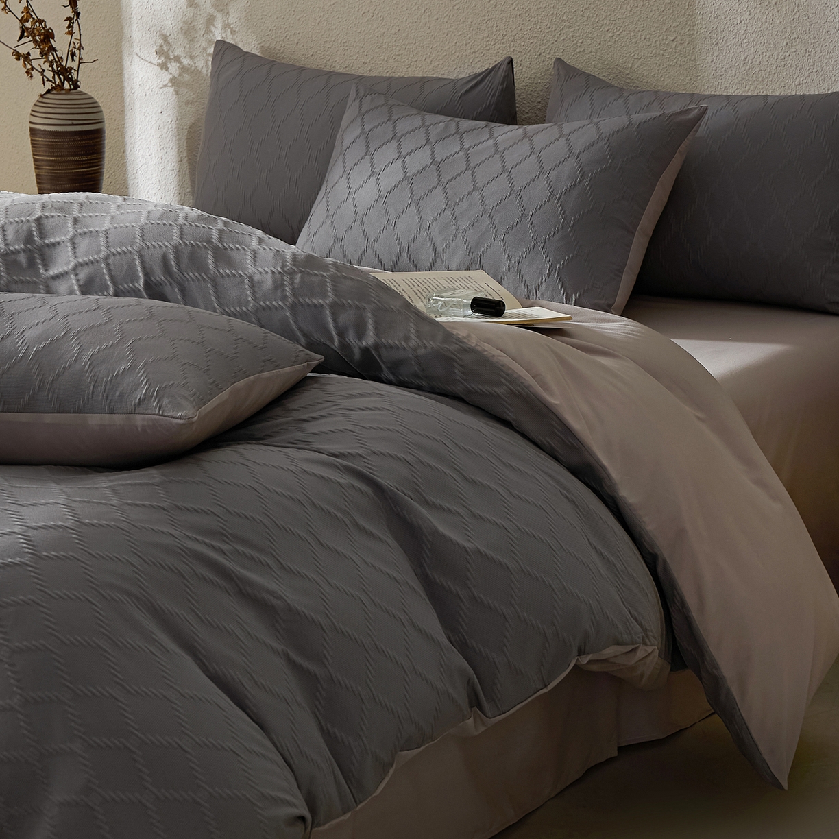 91家纺网 家纺一手货源 找家纺 悦织湾家纺 2026新款超柔菱形格提花四件套轻奢纯色时尚学生宿舍床单床笠款三四件套单被套 菱形格-深灰卡其