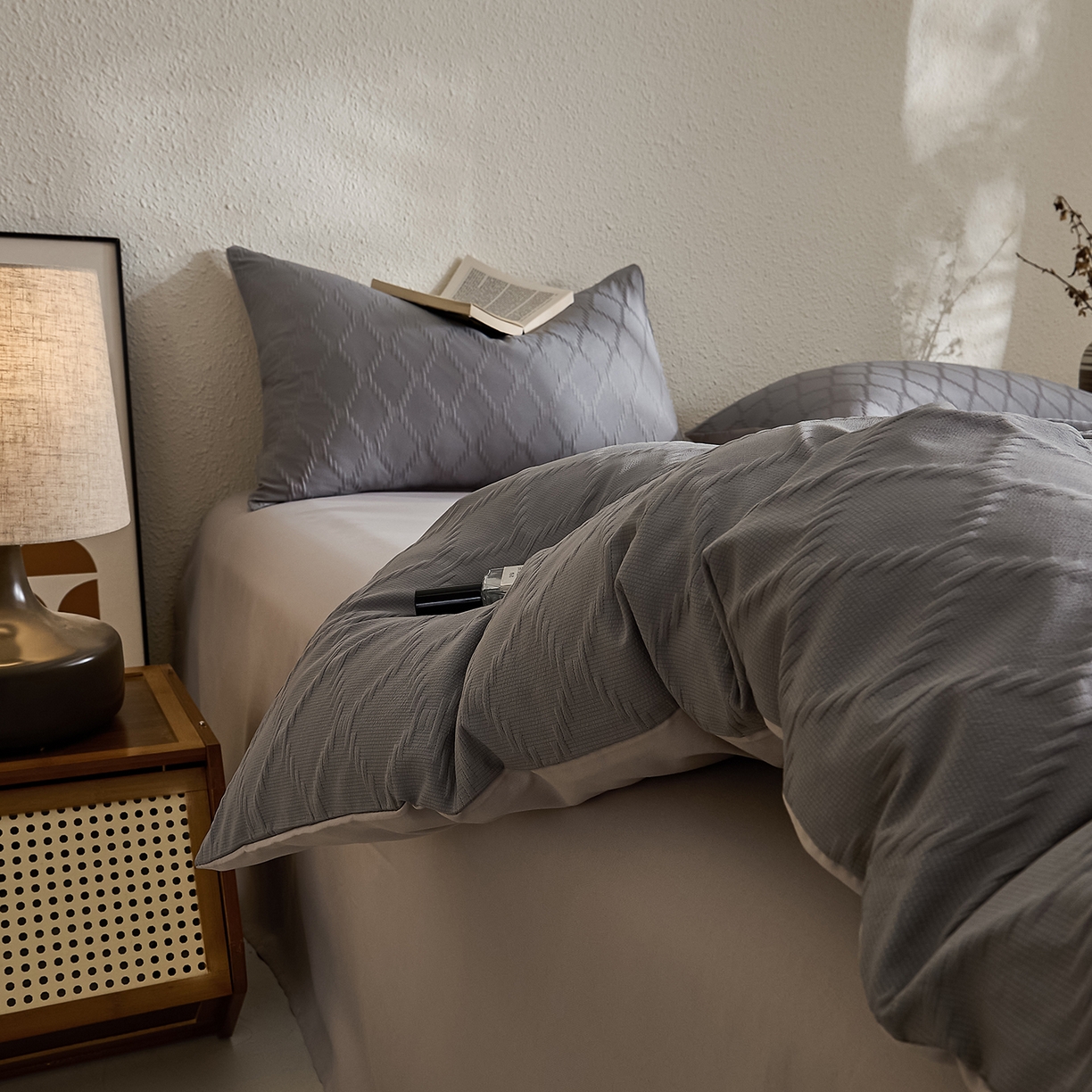 91家纺网 家纺一手货源 找家纺 悦织湾家纺 2026新款超柔菱形格提花四件套轻奢纯色时尚学生宿舍床单床笠款三四件套单被套 菱形格-深灰卡其