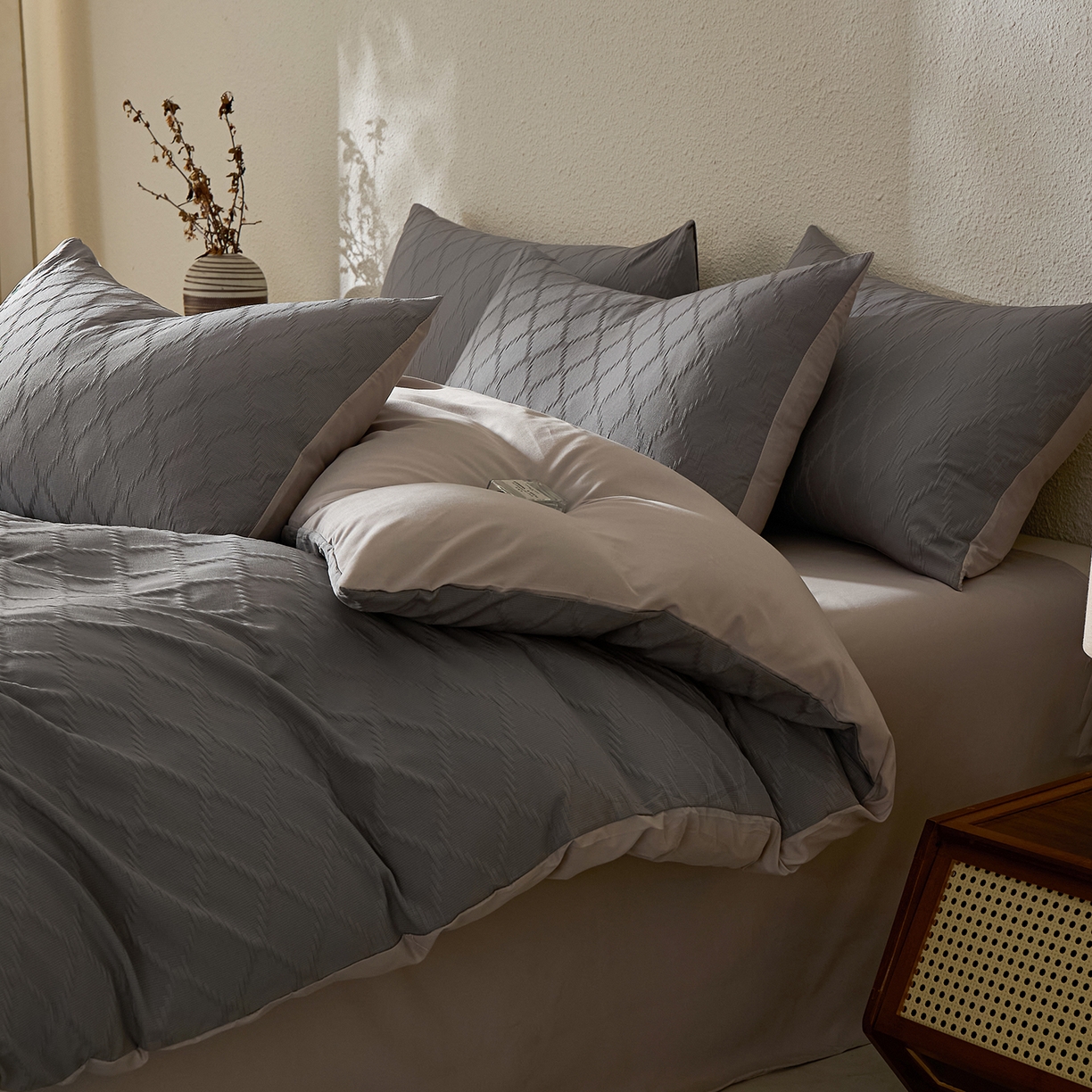 91家纺网 家纺一手货源 找家纺 悦织湾家纺 2026新款超柔菱形格提花四件套轻奢纯色时尚学生宿舍床单床笠款三四件套单被套 菱形格-深灰卡其