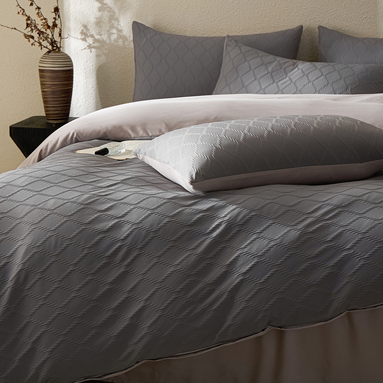 91家纺网 家纺一手货源 找家纺 悦织湾家纺 2026新款超柔菱形格提花四件套轻奢纯色时尚学生宿舍床单床笠款三四件套单被套 菱形格-深灰卡其