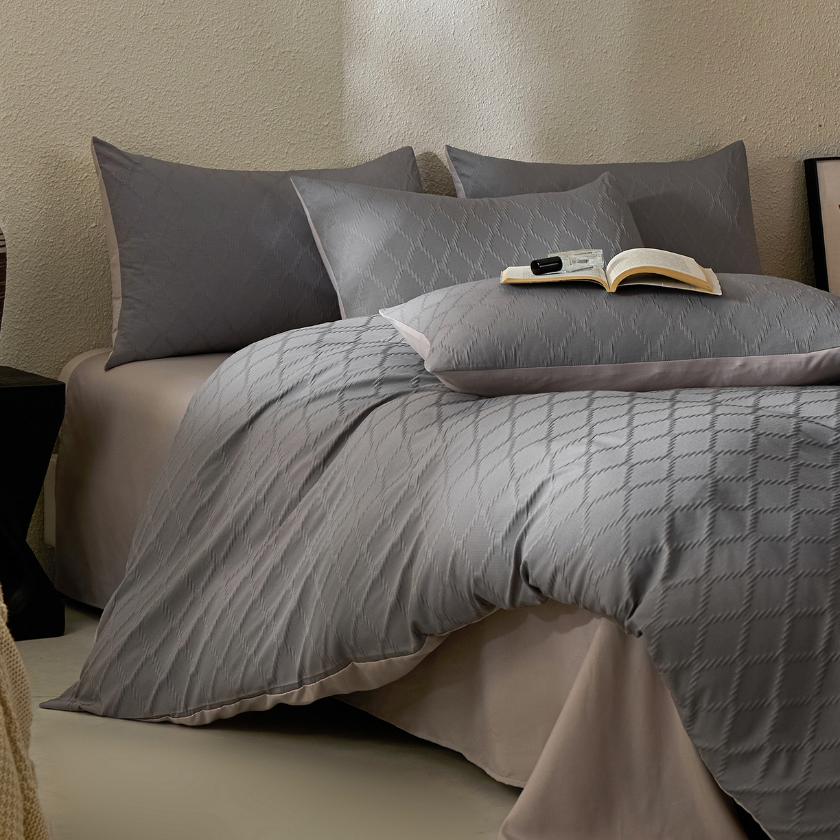 91家纺网 家纺一手货源 找家纺 悦织湾家纺 2026新款超柔菱形格提花四件套轻奢纯色时尚学生宿舍床单床笠款三四件套单被套 菱形格-深灰卡其