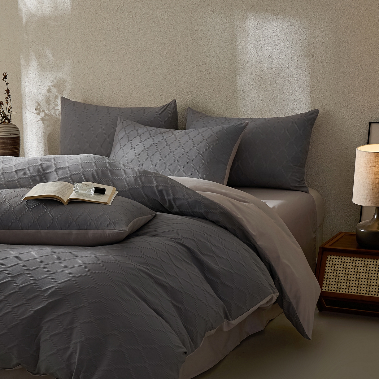 91家纺网 家纺一手货源 找家纺 悦织湾家纺 2026新款超柔菱形格提花四件套轻奢纯色时尚学生宿舍床单床笠款三四件套单被套 菱形格-深灰卡其