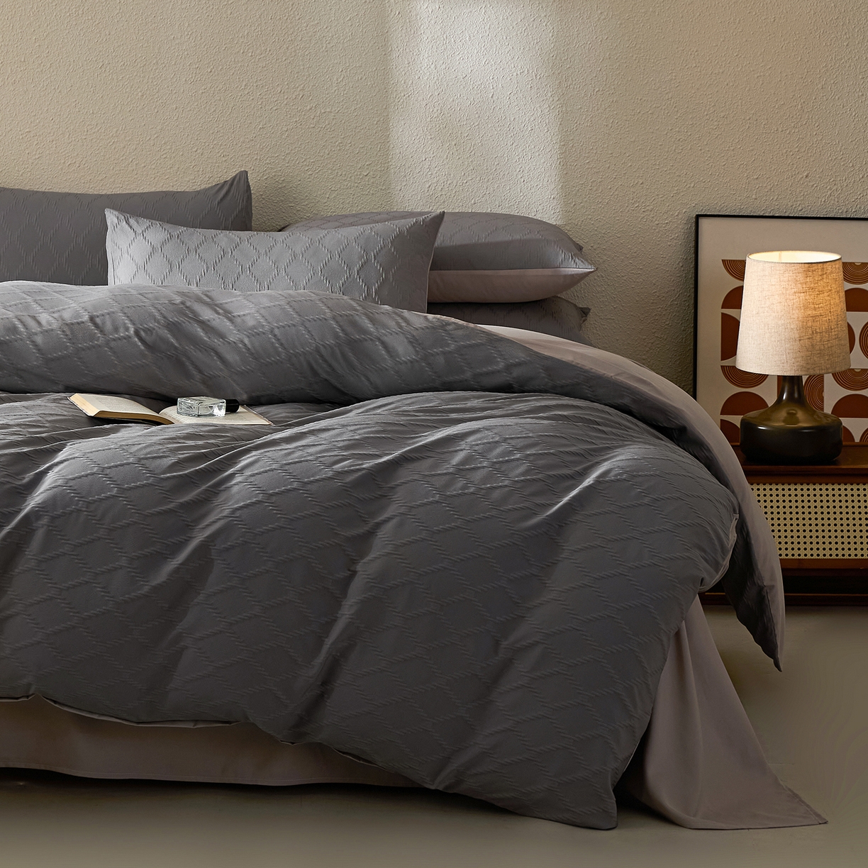 91家纺网 家纺一手货源 找家纺 悦织湾家纺 2026新款超柔菱形格提花四件套轻奢纯色时尚学生宿舍床单床笠款三四件套单被套 菱形格-深灰卡其