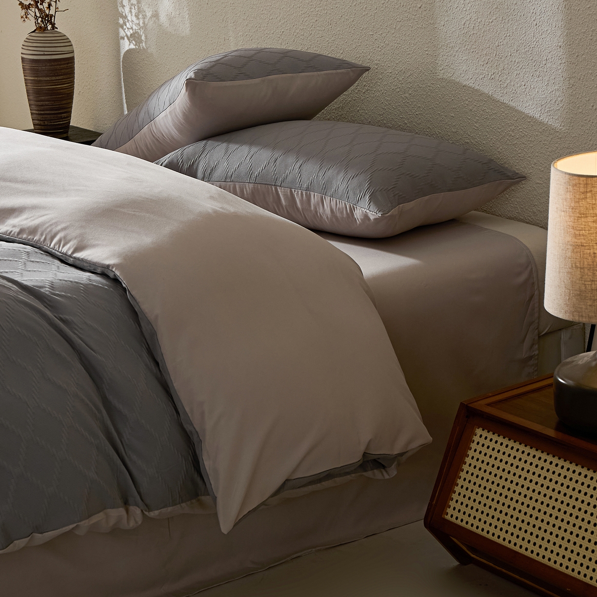 91家纺网 家纺一手货源 找家纺 悦织湾家纺 2026新款超柔菱形格提花四件套轻奢纯色时尚学生宿舍床单床笠款三四件套单被套 菱形格-深灰卡其