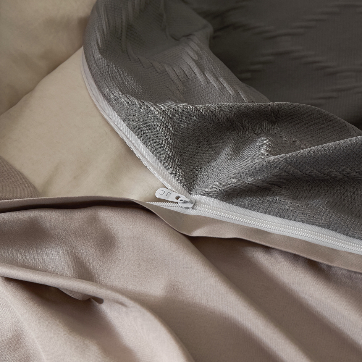 91家纺网 家纺一手货源 找家纺 悦织湾家纺 2026新款超柔菱形格提花四件套轻奢纯色时尚学生宿舍床单床笠款三四件套单被套 菱形格-深灰卡其