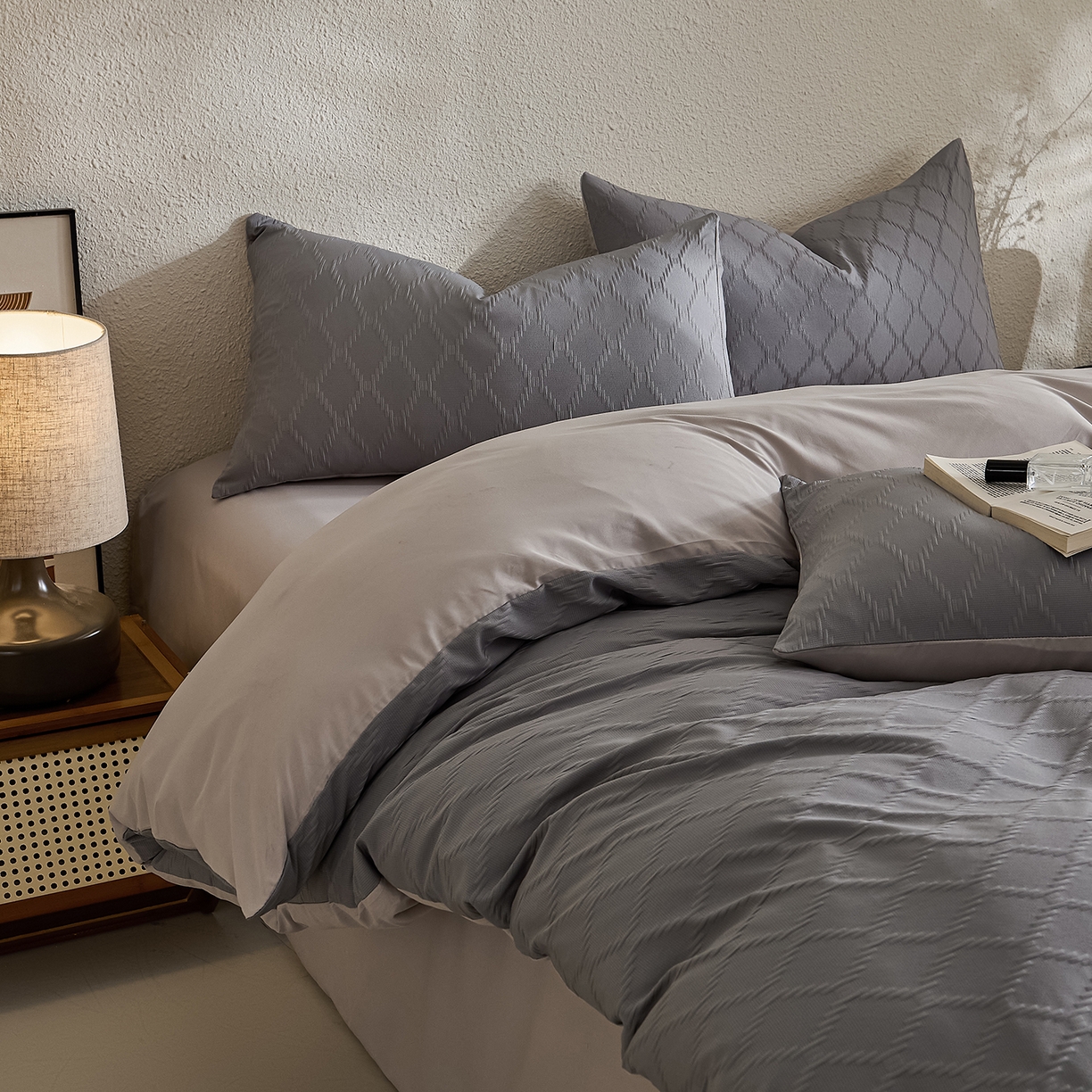 91家纺网 家纺一手货源 找家纺 悦织湾家纺 2026新款超柔菱形格提花四件套轻奢纯色时尚学生宿舍床单床笠款三四件套单被套 菱形格-深灰卡其