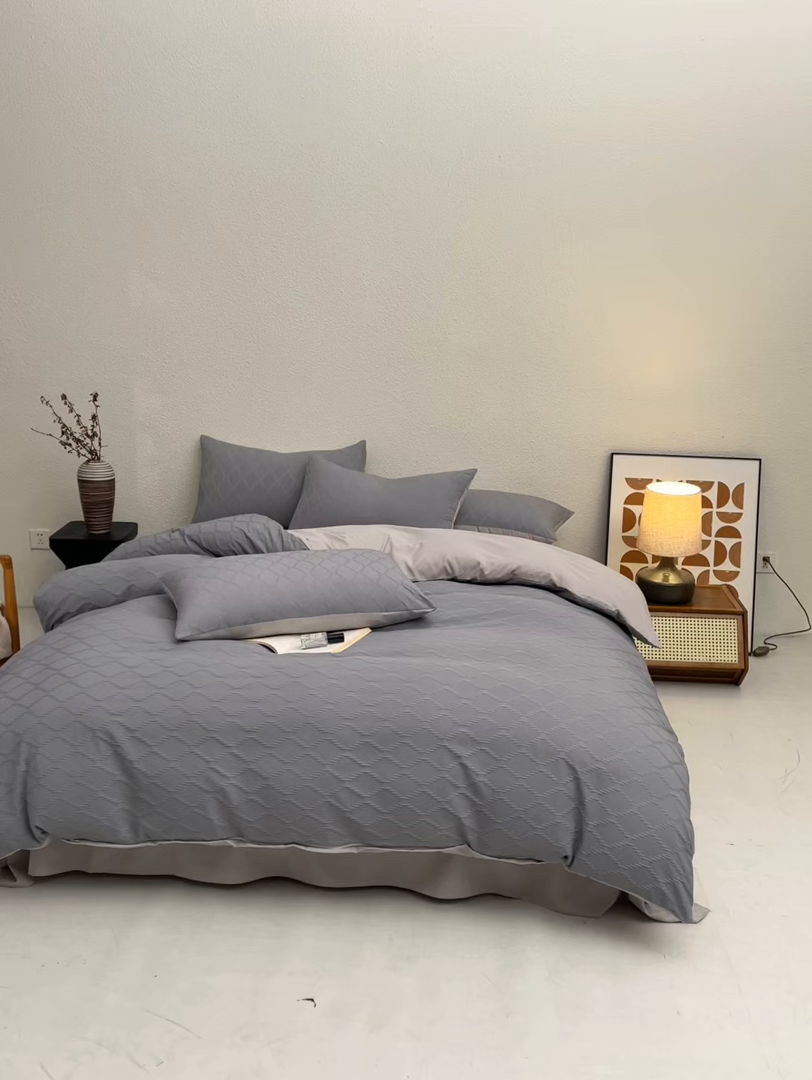 91家纺网 家纺一手货源 找家纺 悦织湾家纺 2026新款超柔菱形格提花四件套轻奢纯色时尚学生宿舍床单床笠款三四件套单被套 菱形格-深灰卡其