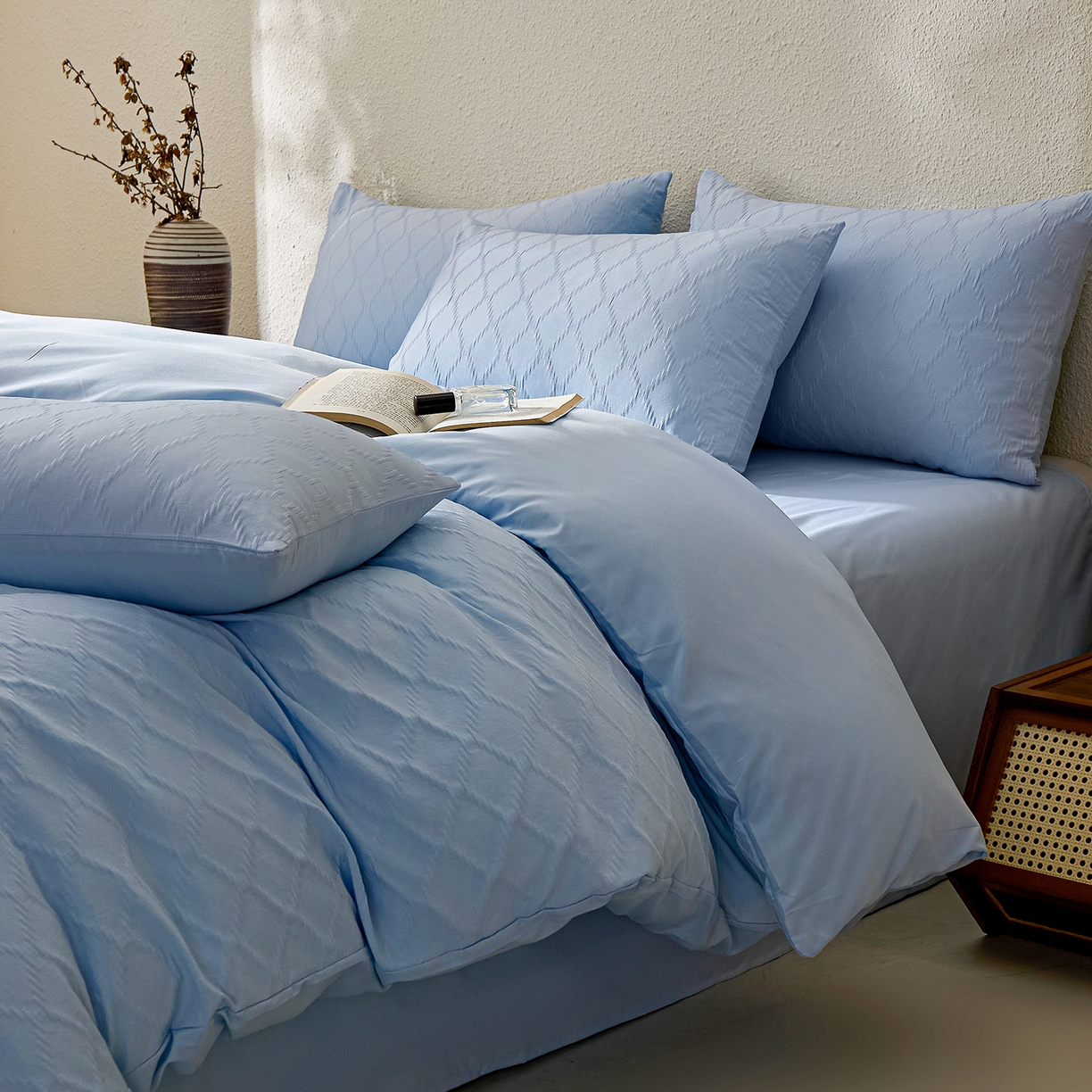 91家纺网 家纺一手货源 找家纺 悦织湾家纺 2026新款超柔菱形格提花四件套轻奢纯色时尚学生宿舍床单床笠款三四件套单被套 菱形格-天空蓝