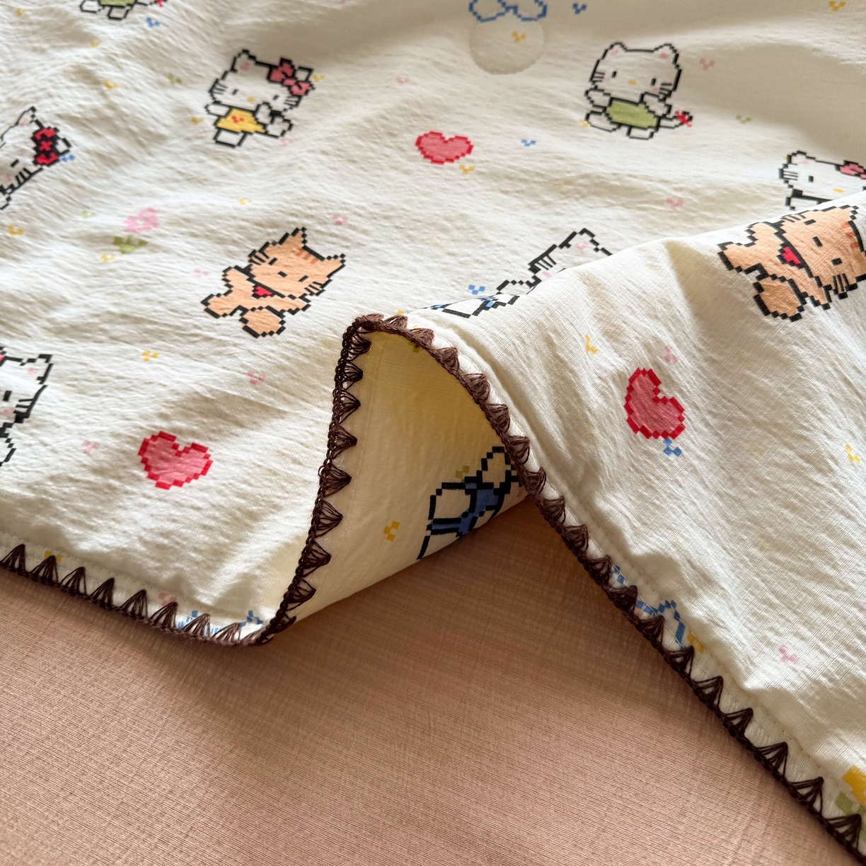 91家纺网 家纺一手货源 找家纺 星巴k家纺 2025新款春夏云感双层纱A类母婴级三角针夏被贝壳边夏凉被贝壳绣【可提供买家秀】贝壳绣-像素小猫