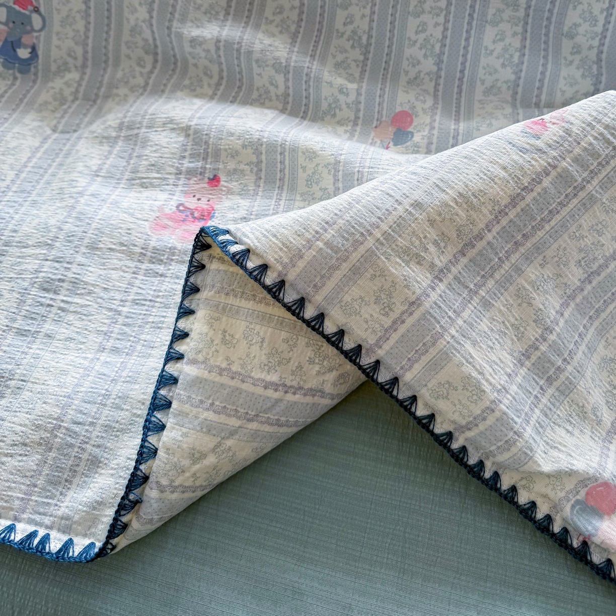 91家纺网 家纺一手货源 找家纺 星巴k家纺 2025新款春夏云感双层纱A类母婴级三角针夏被贝壳边夏凉被贝壳绣【可提供买家秀】贝壳绣-像素小猫