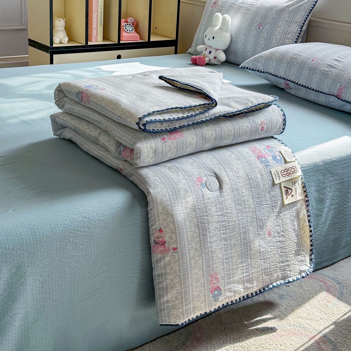 91家纺网 家纺一手货源 找家纺 星巴k家纺 2025新款春夏云感双层纱A类母婴级三角针夏被贝壳边夏凉被贝壳绣【可提供买家秀】贝壳绣-像素小猫