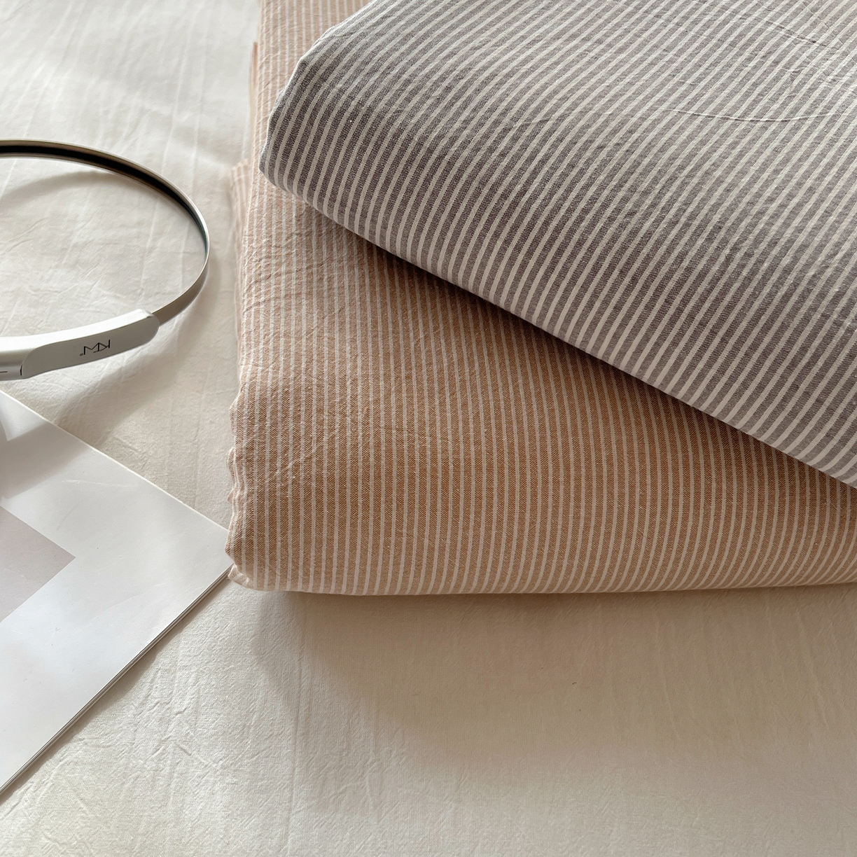 91家纺网 家纺一手货源 找家纺 悦织湾家纺 2026新款软糯加厚水洗棉条格无印宜家风混搭三件套四件套学生宿舍床上用品 组合图 仅供参考