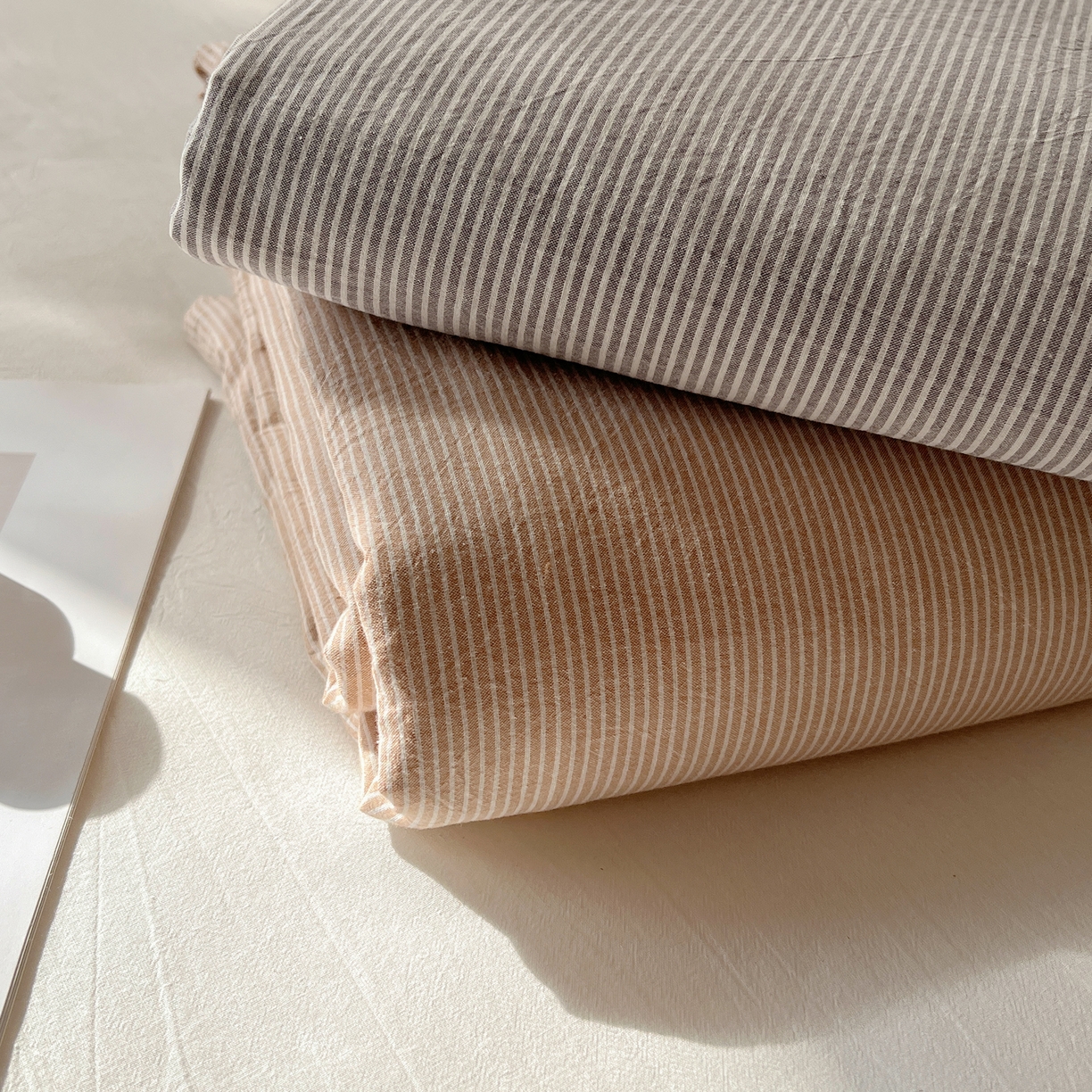 91家纺网 家纺一手货源 找家纺 悦织湾家纺 2026新款软糯加厚水洗棉条格无印宜家风混搭三件套四件套学生宿舍床上用品 组合图 仅供参考