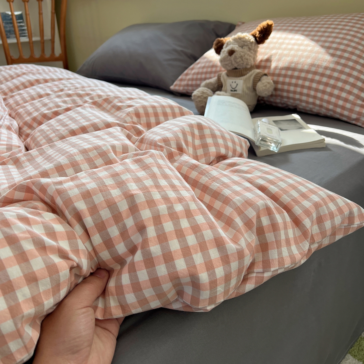 91家纺网 家纺一手货源 找家纺 悦织湾家纺 2026新款软糯加厚水洗棉条格无印宜家风混搭三件套四件套学生宿舍床上用品 混搭粉小格