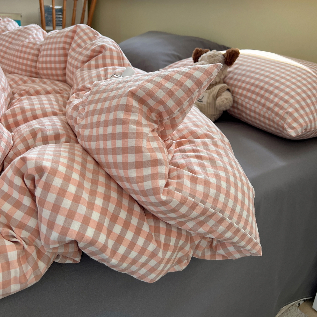 91家纺网 家纺一手货源 找家纺 悦织湾家纺 2026新款软糯加厚水洗棉条格无印宜家风混搭三件套四件套学生宿舍床上用品 混搭粉小格