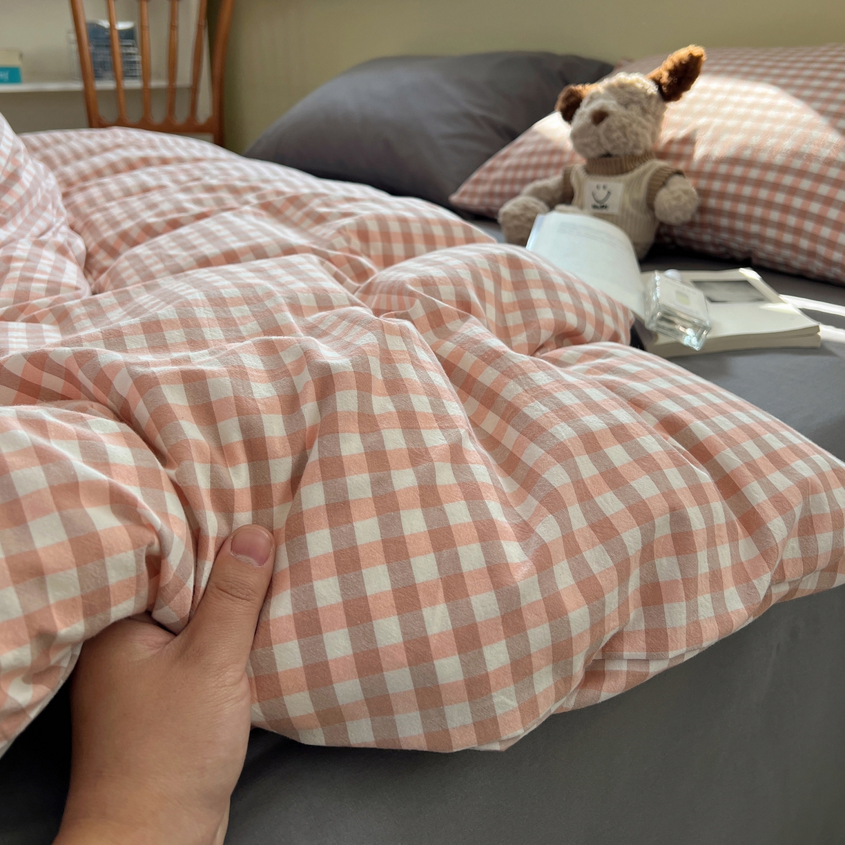 91家纺网 家纺一手货源 找家纺 悦织湾家纺 2026新款软糯加厚水洗棉条格无印宜家风混搭三件套四件套学生宿舍床上用品 混搭粉小格