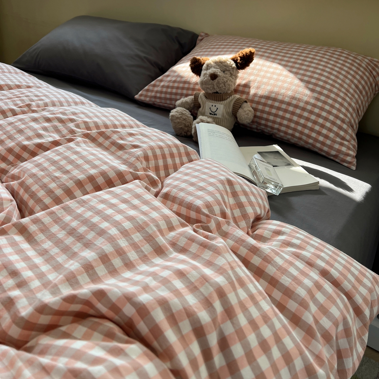 91家纺网 家纺一手货源 找家纺 悦织湾家纺 2026新款软糯加厚水洗棉条格无印宜家风混搭三件套四件套学生宿舍床上用品 混搭粉小格