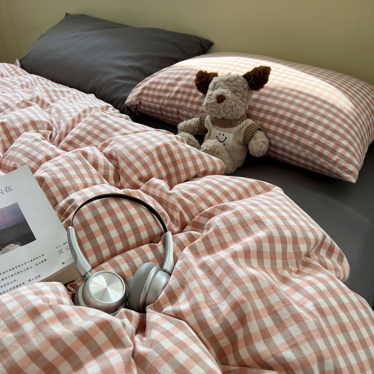 91家纺网 家纺一手货源 找家纺 悦织湾家纺 2026新款软糯加厚水洗棉条格无印宜家风混搭三件套四件套学生宿舍床上用品 混搭粉小格