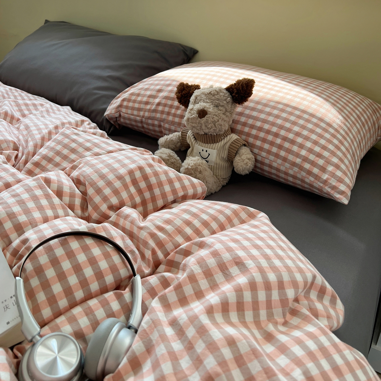 91家纺网 家纺一手货源 找家纺 悦织湾家纺 2026新款软糯加厚水洗棉条格无印宜家风混搭三件套四件套学生宿舍床上用品 混搭粉小格