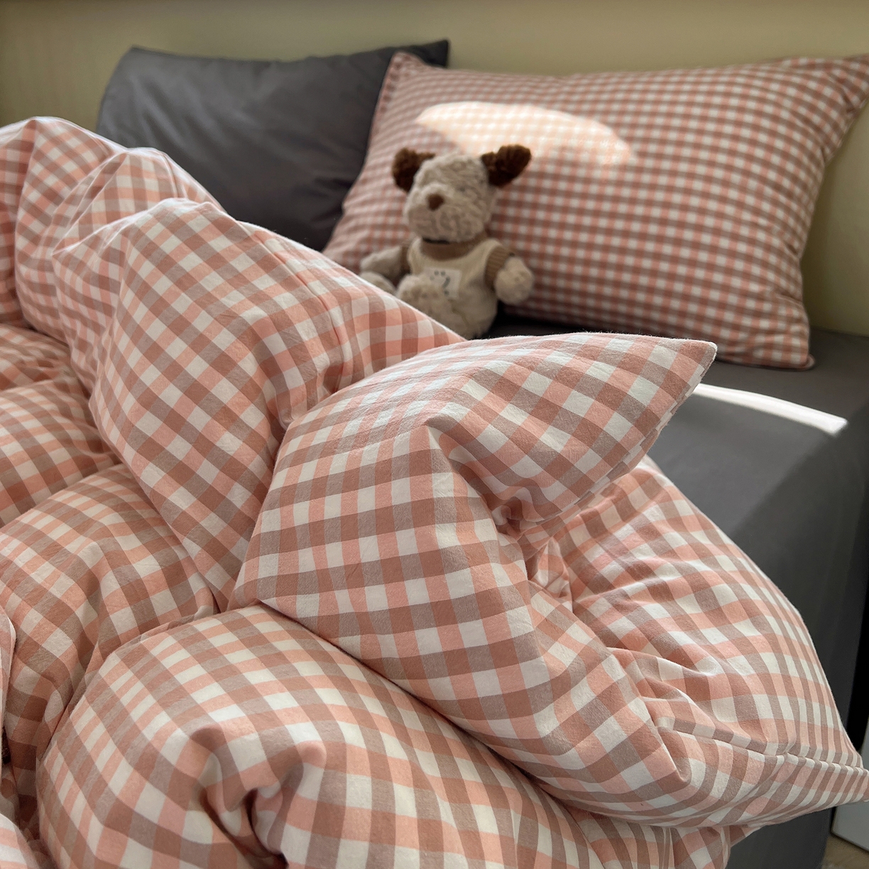 91家纺网 家纺一手货源 找家纺 悦织湾家纺 2026新款软糯加厚水洗棉条格无印宜家风混搭三件套四件套学生宿舍床上用品 混搭粉小格