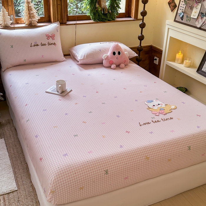 91家纺网 家纺一手货源 找家纺  布柔 2026新款13070纯棉全棉床笠印花绣花卡通床笠床垫保护套罩 曲奇粉