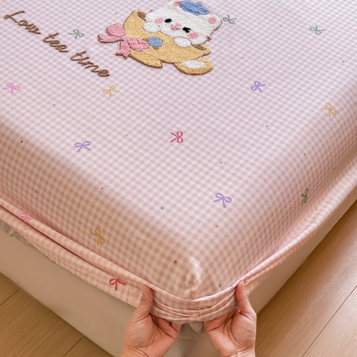 91家纺网 家纺一手货源 找家纺  布柔 2026新款13070纯棉全棉床笠印花绣花卡通床笠床垫保护套罩 曲奇粉