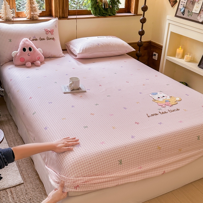 91家纺网 家纺一手货源 找家纺  布柔 2026新款13070纯棉全棉床笠印花绣花卡通床笠床垫保护套罩 曲奇粉