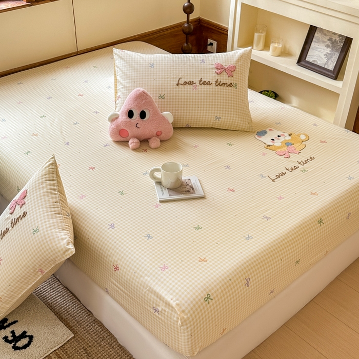 91家纺网 家纺一手货源 找家纺  布柔 2026新款13070纯棉全棉床笠印花绣花卡通床笠床垫保护套罩 曲奇黄