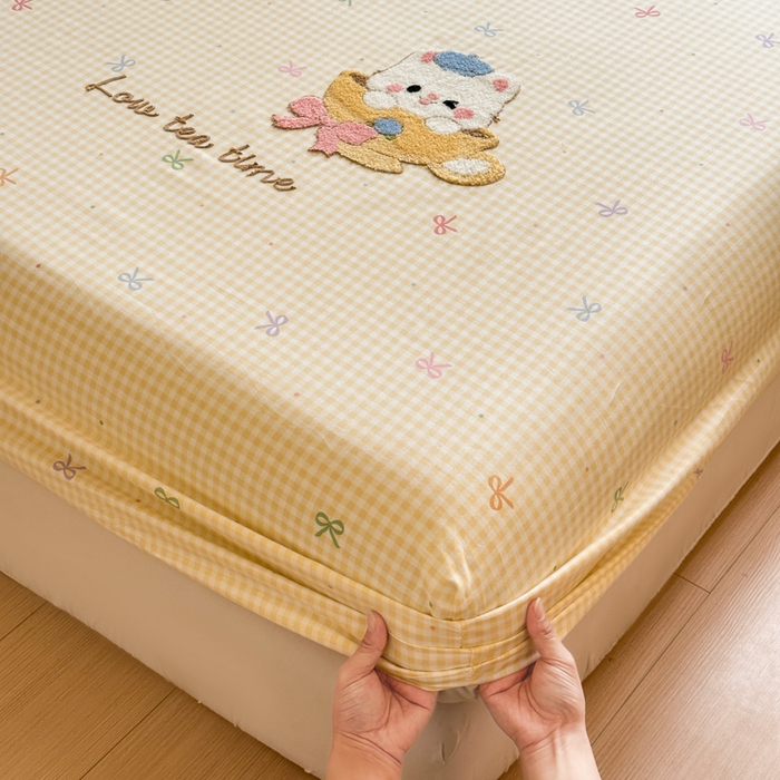 91家纺网 家纺一手货源 找家纺  布柔 2026新款13070纯棉全棉床笠印花绣花卡通床笠床垫保护套罩 曲奇黄