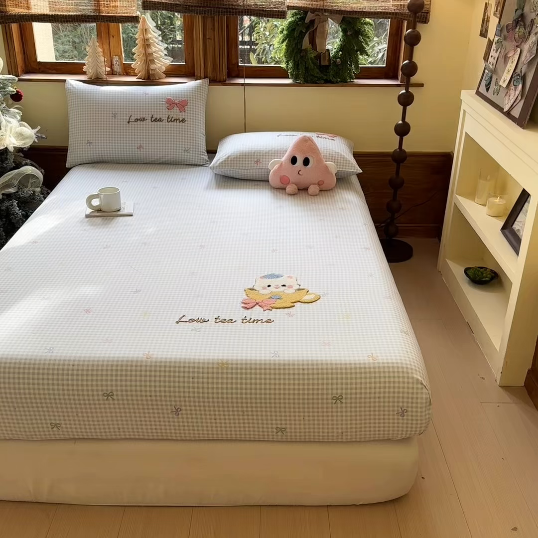 91家纺网 家纺一手货源 找家纺  布柔 2026新款13070纯棉全棉床笠印花绣花卡通床笠床垫保护套罩 曲奇蓝