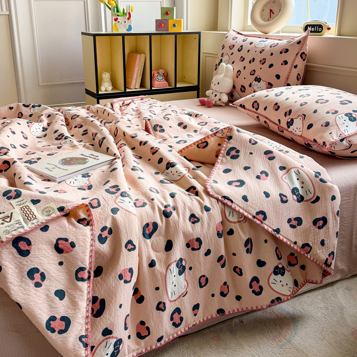 91家纺网 家纺一手货源 找家纺 2026新款春夏云感双层纱母婴级三角针夏被贝壳边夏凉被贝壳绣 粉色小猫